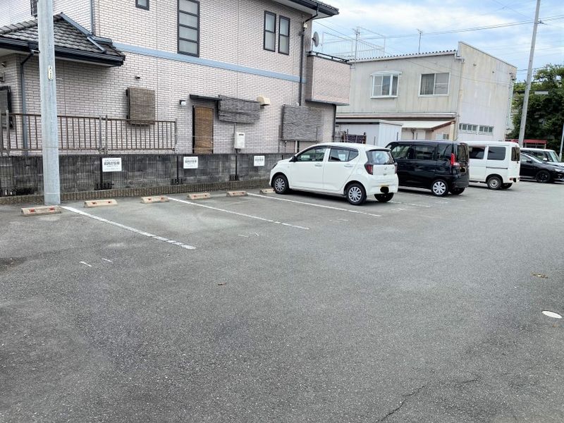 レオパレスミワ 駐車場