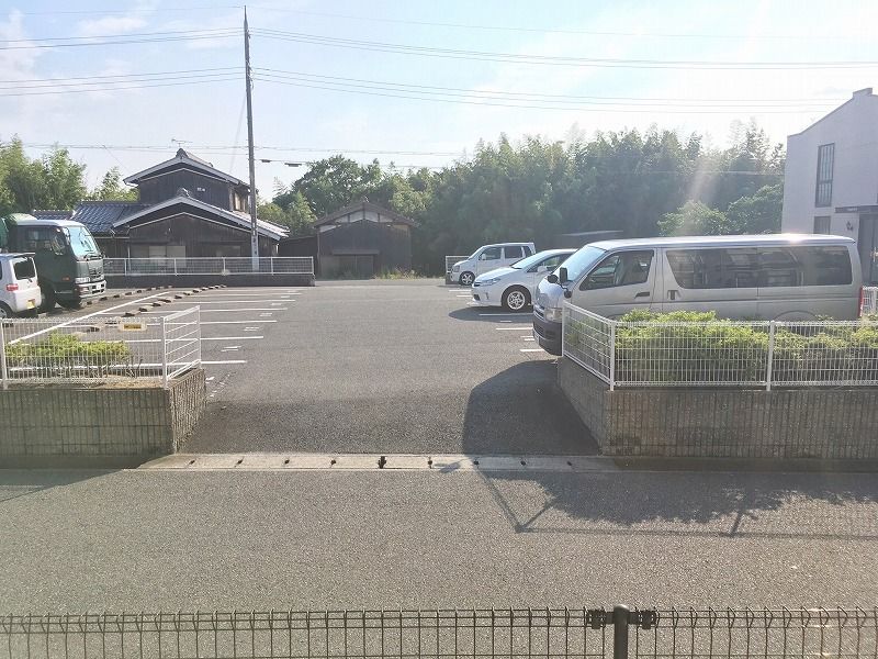レオパレス翼Ⅴ 駐車場