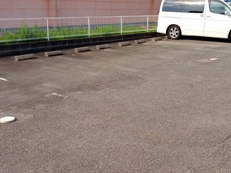 レオパレスアムール 駐車場