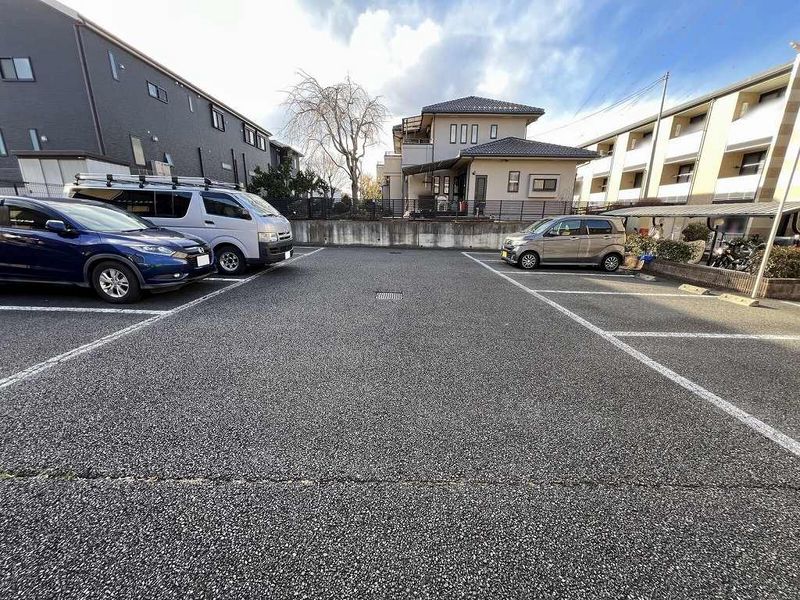 レオパレスコスモスカイⅡ 駐車場
