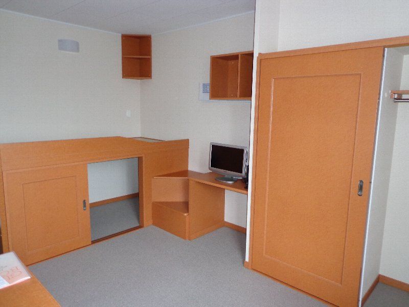 レオパレスフローリッシュ 居間