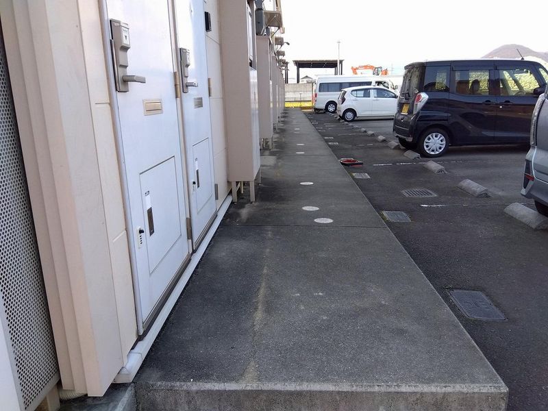 レオパレスアントラー エントランス