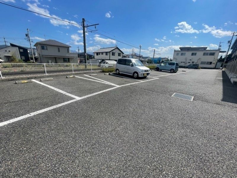 レオパレスルアラルあづみ野 駐車場