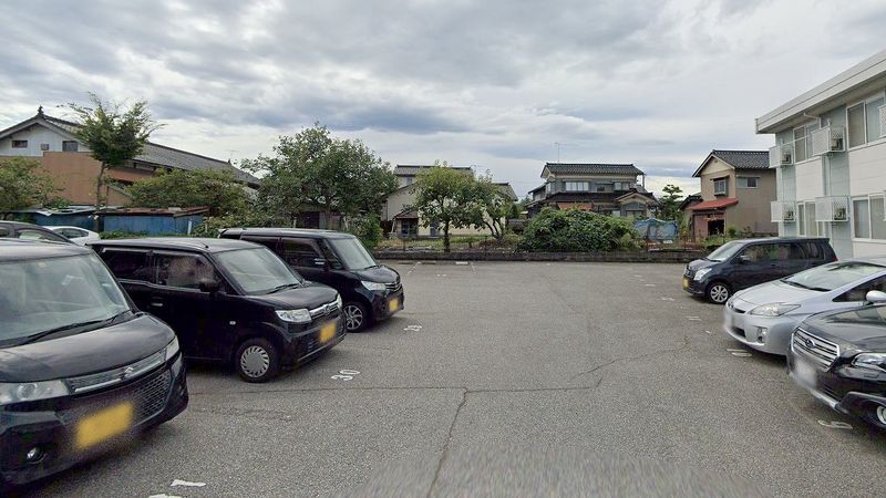 レオパレスカナルＣ 駐車場