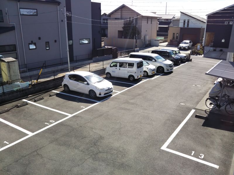 レオパレスマナ 駐車場