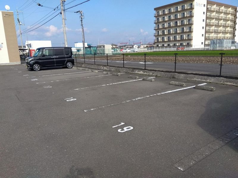 レオネクストトヨハラ 駐車場