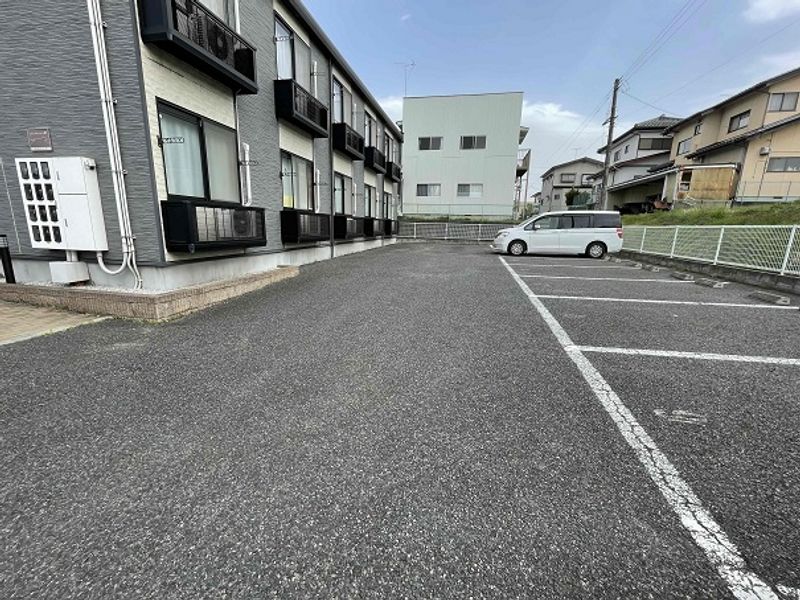 レオパレス向原ヒルズ 駐車場