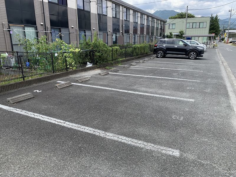 レオパレス悠 駐車場