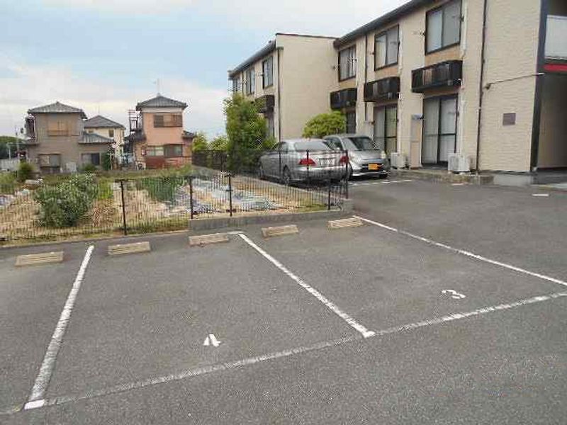 レオパレスマリンブルー 駐車場