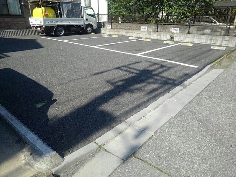 レオネクストはな 駐車場
