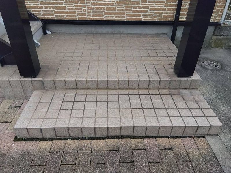 レオパレスＰＡＬＣＯＵＲＴ劉備 エントランス