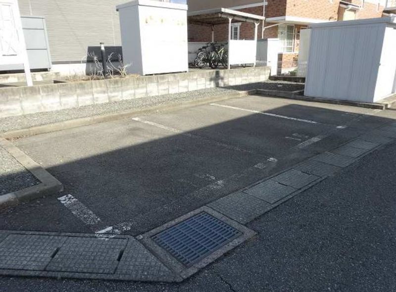 レオパレス春 駐車場