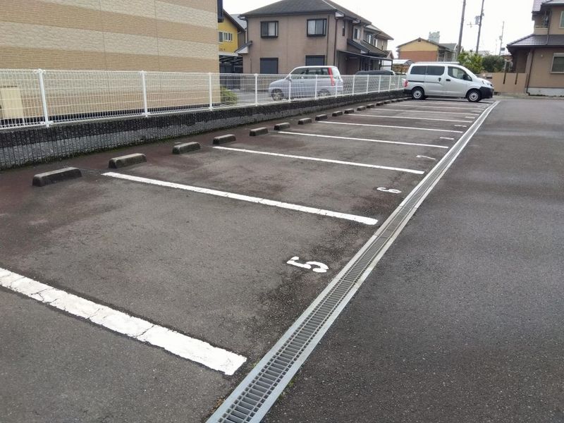 レオパレス東大浜 駐車場