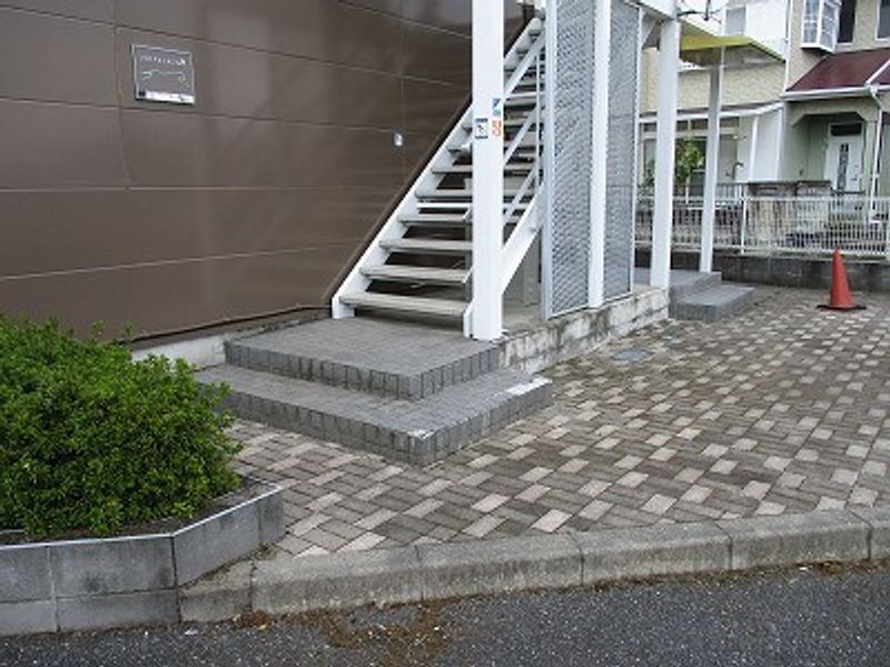 レオパレスルーチェ エントランス