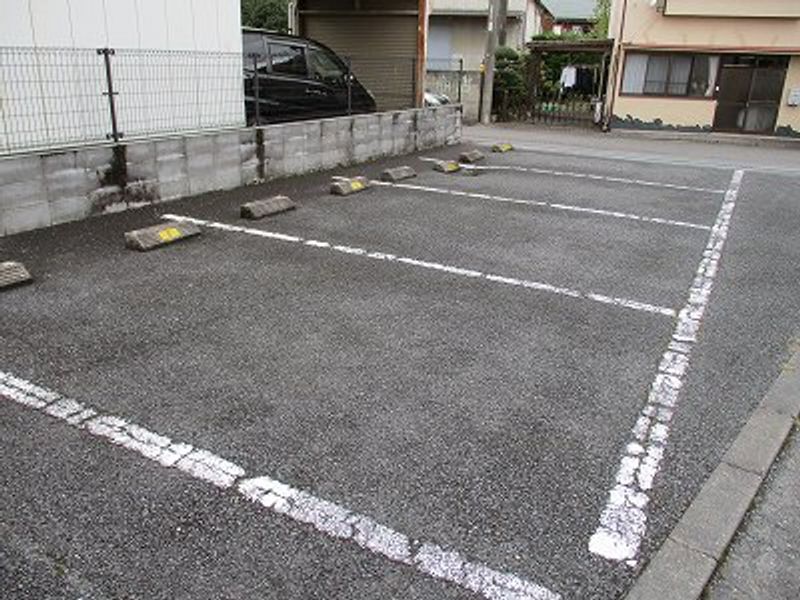 レオパレスカネマス 駐車場