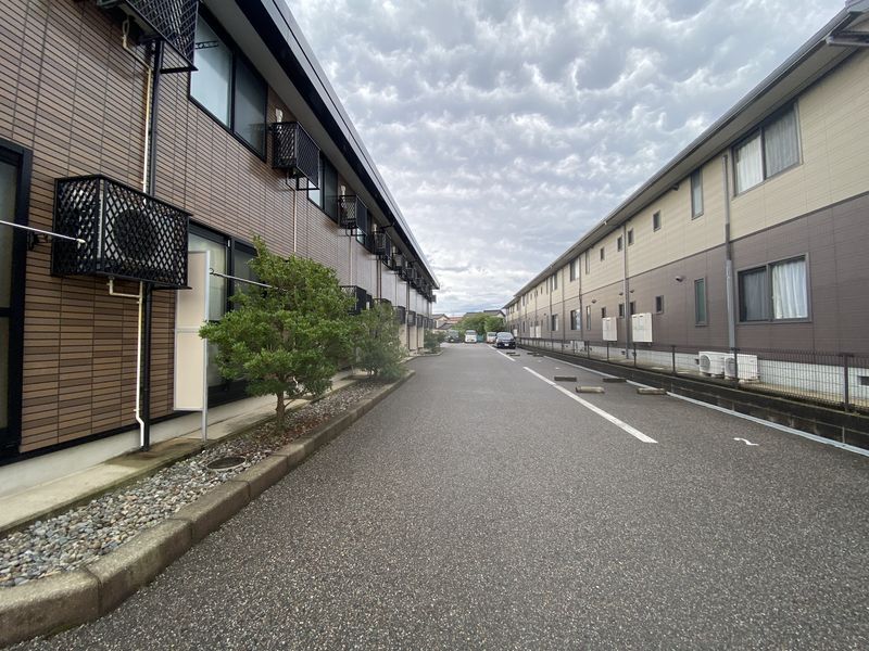 レオパレスフレンドハイツ 駐車場
