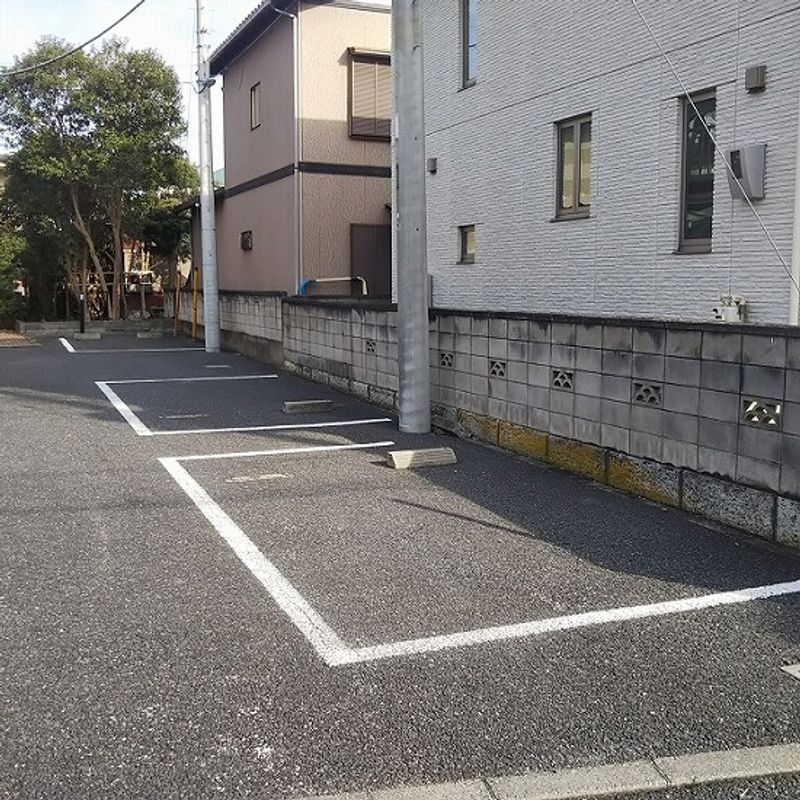 レオパレスまつや 駐車場