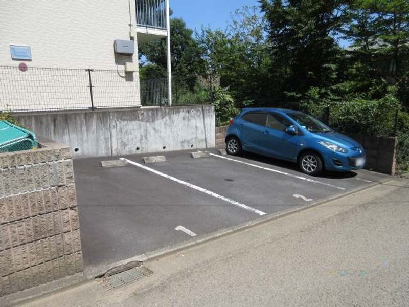 レオパレスツバキハウス 駐車場