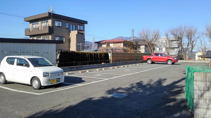 レオパレスエバーグリーン 駐車場