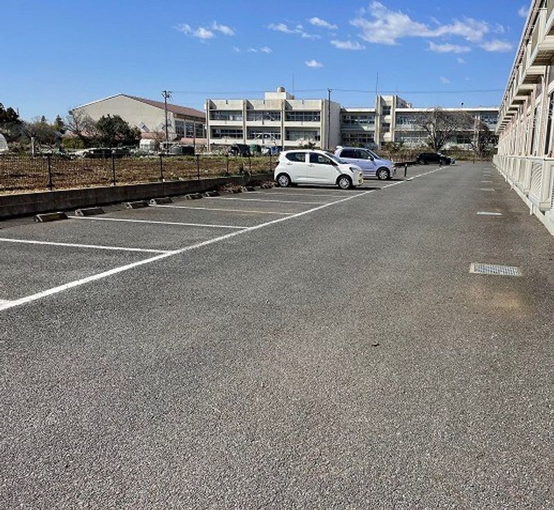 レオパレス旭２ 駐車場