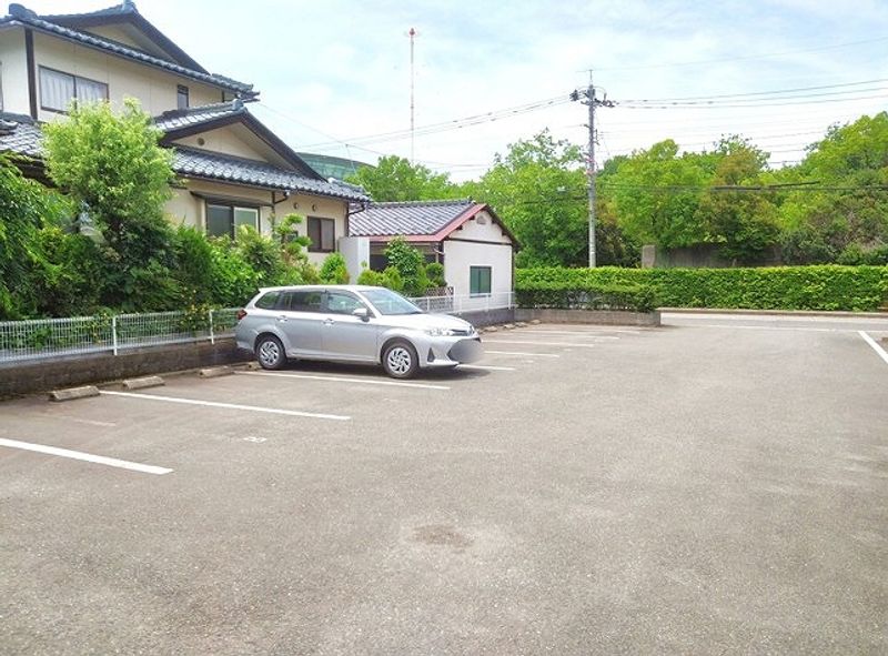 leopalace K. Salire Parking lot