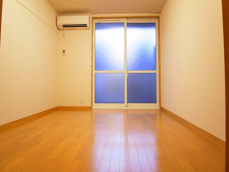 レオパレスラ　フロル日明 居間