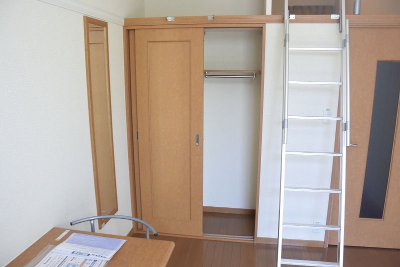 レオパレスラ　ピエス 収納