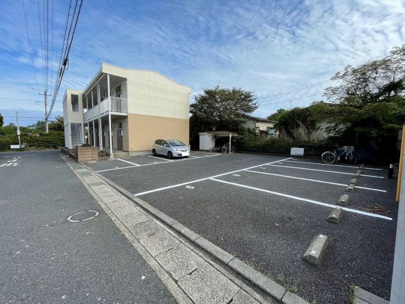 レオパレスルミエールＴＳ 駐車場