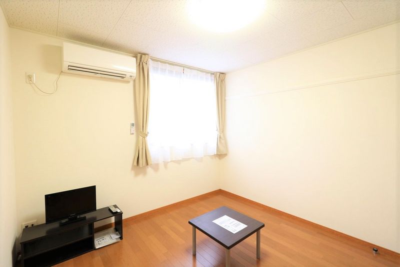 レオパレス蛍茶屋 居間