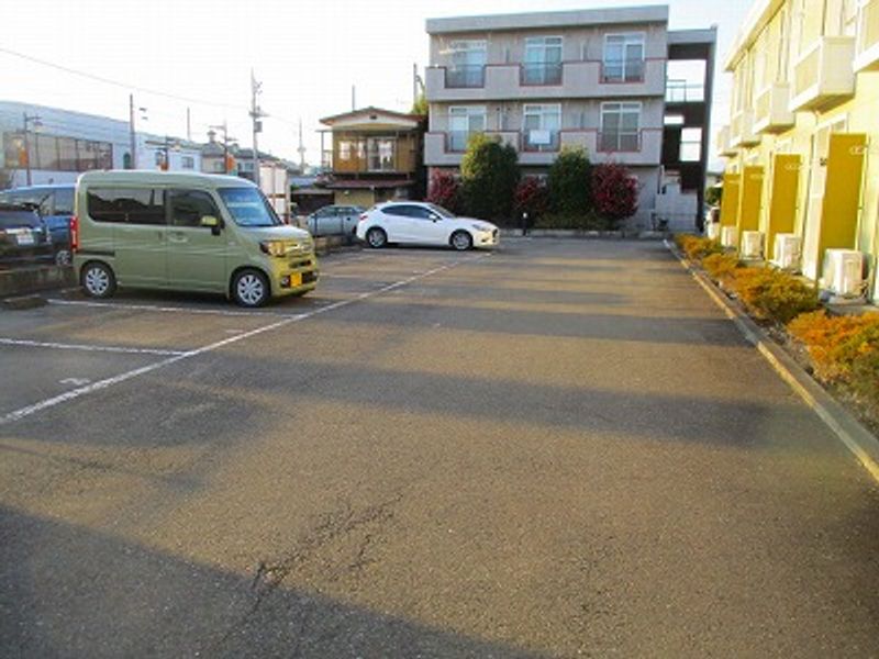 レオパレストレディオス 駐車場