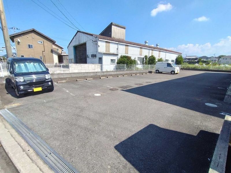 レオパレスウェストヴィラージュ 駐車場
