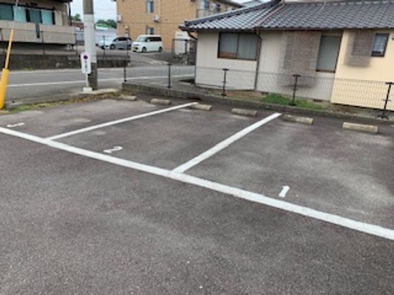 レオパレス富岡 駐車場