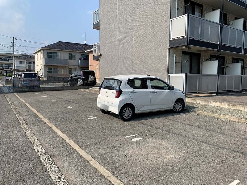 レオパレスウエル 駐車場