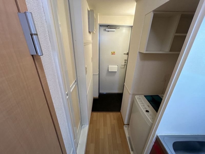 レオパレスウイスタリア 玄関