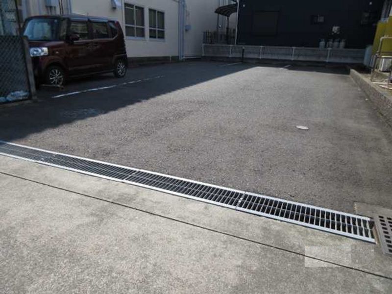 レオパレスエスト 駐車場