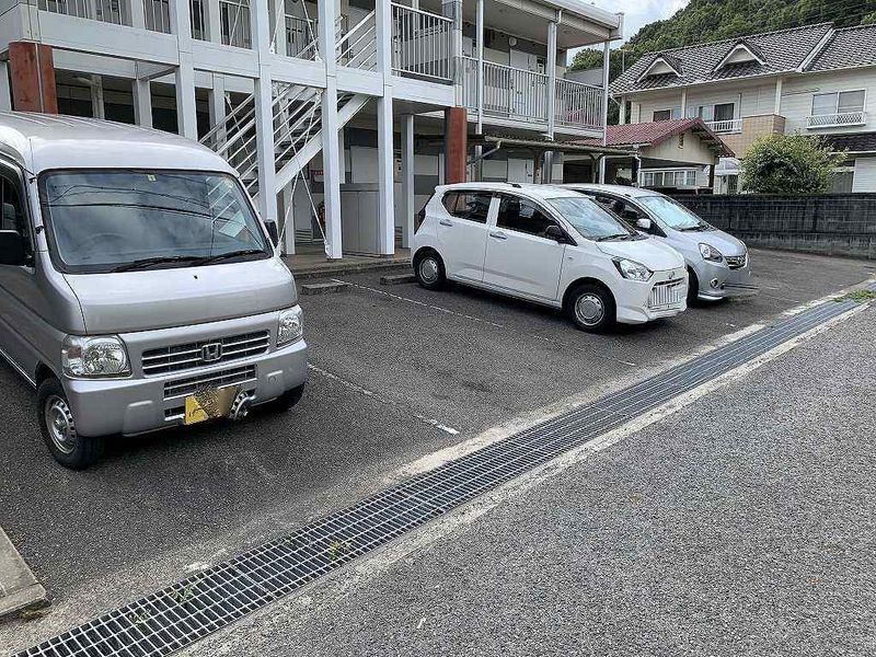 レオパレスヒルトップ 駐車場
