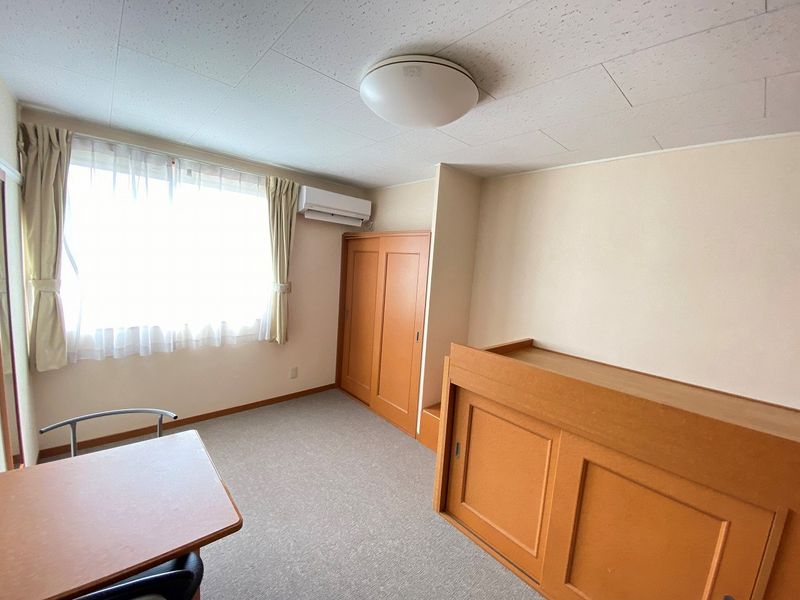レオパレスポラールお茶山 居間
