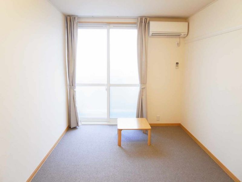 レオパレス代官町 居間