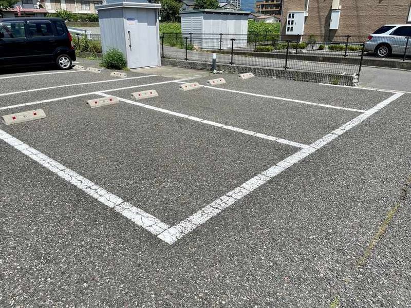 レオパレスミルキーウェイ 駐車場