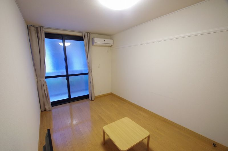 レオパレスカルム大津 居間