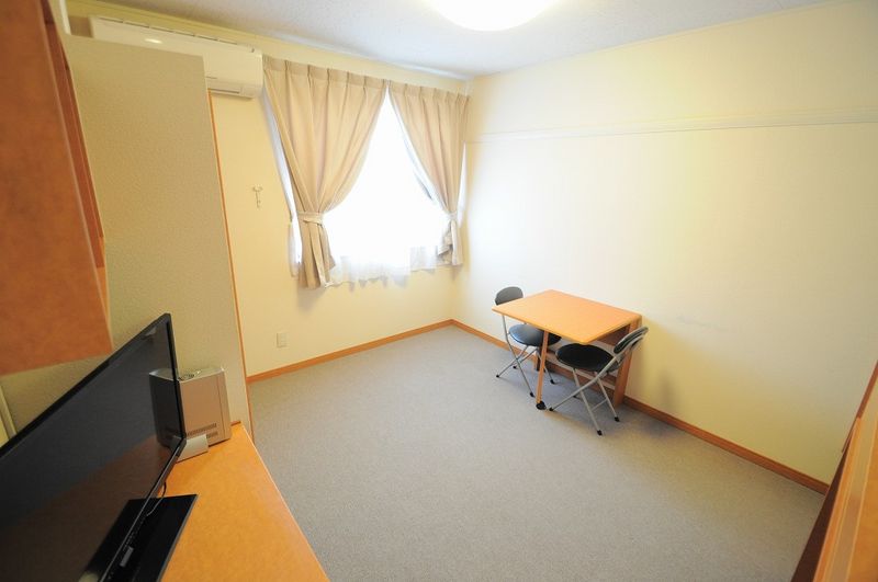レオパレス御本丸弐番館 居間