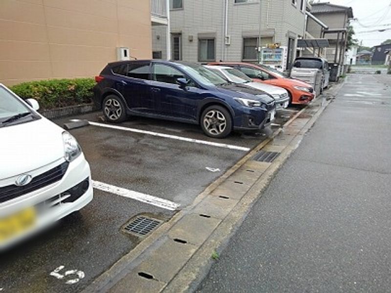 レオパレスファミーユ 駐車場
