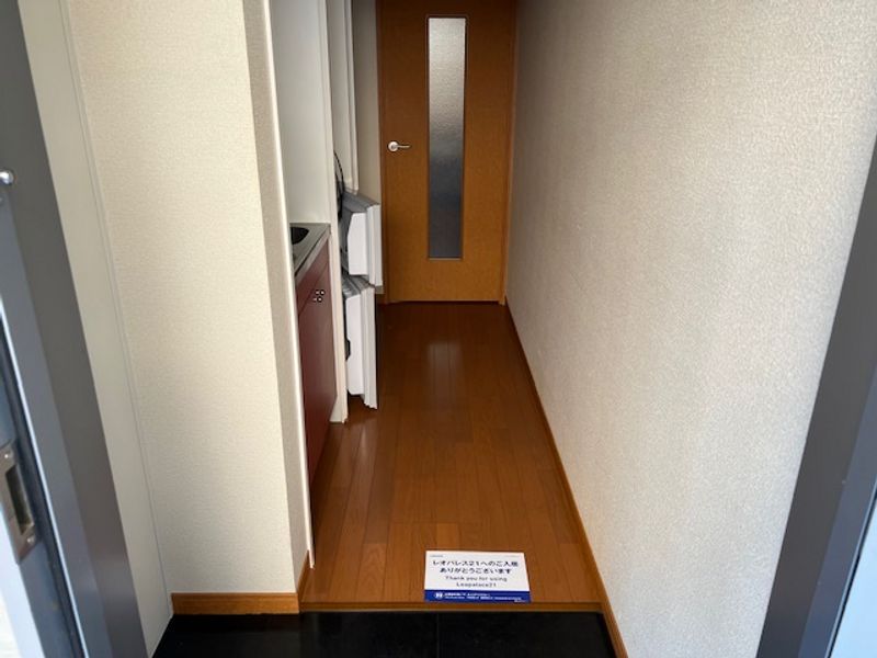 レオパレスエグランティーヌ 玄関