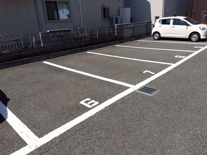 レオパレスＨＧ　Ｅ３ラムパート 駐車場