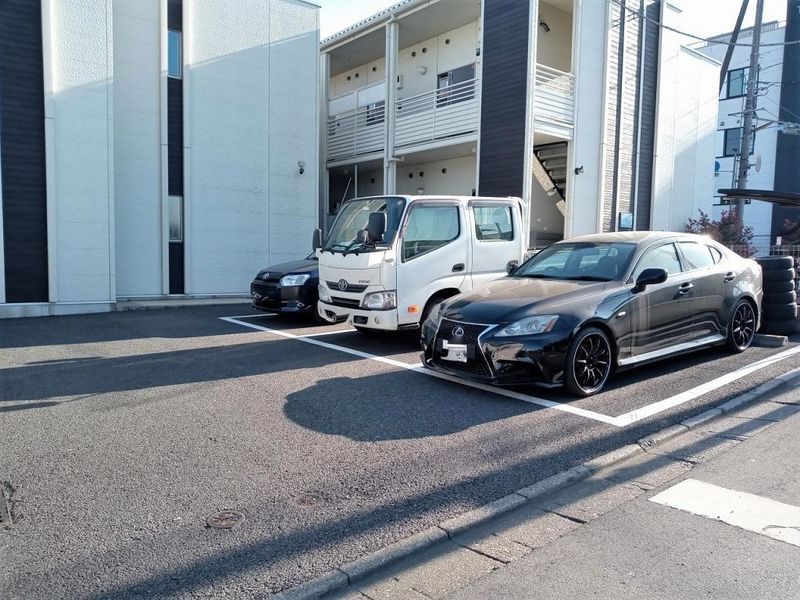 レオネクストフレールⅡ 駐車場