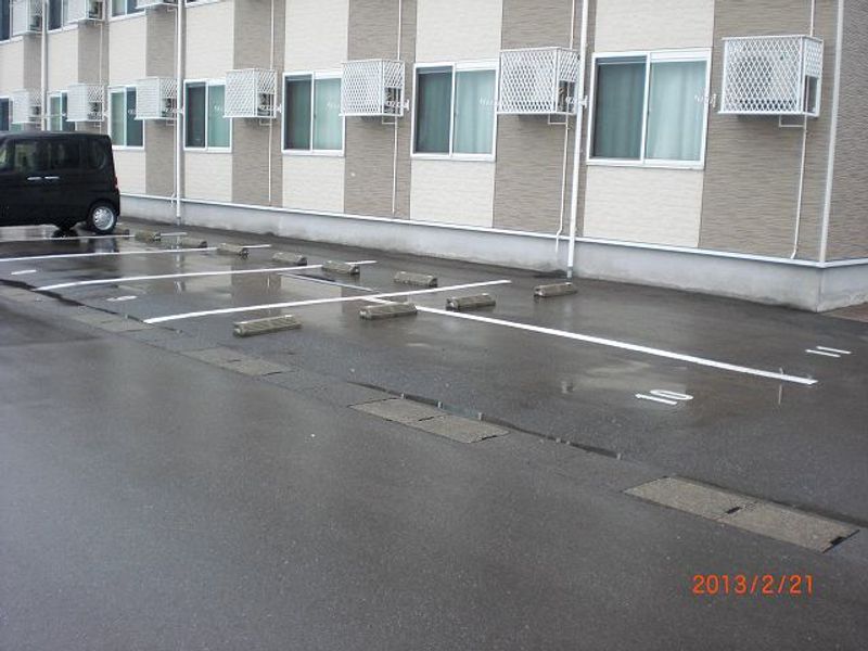 レオパレスＹＯＫＯＭＩＣＨＩ 駐車場