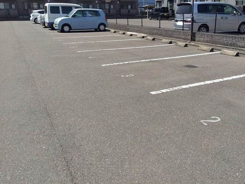 レオパレスハイメゾン坂出 駐車場