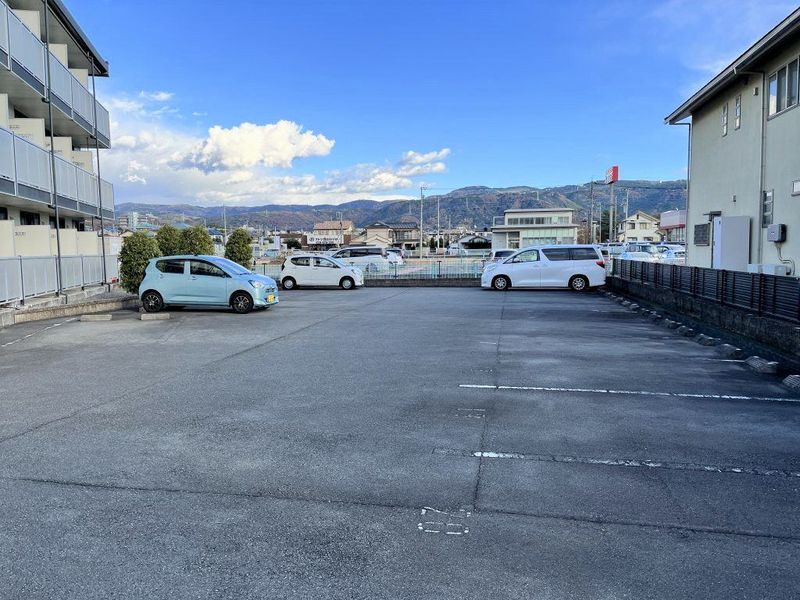 レオパレス向田 駐車場