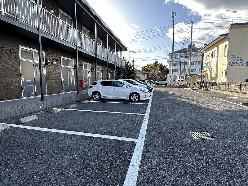 レオパレスわかくさ 駐車場