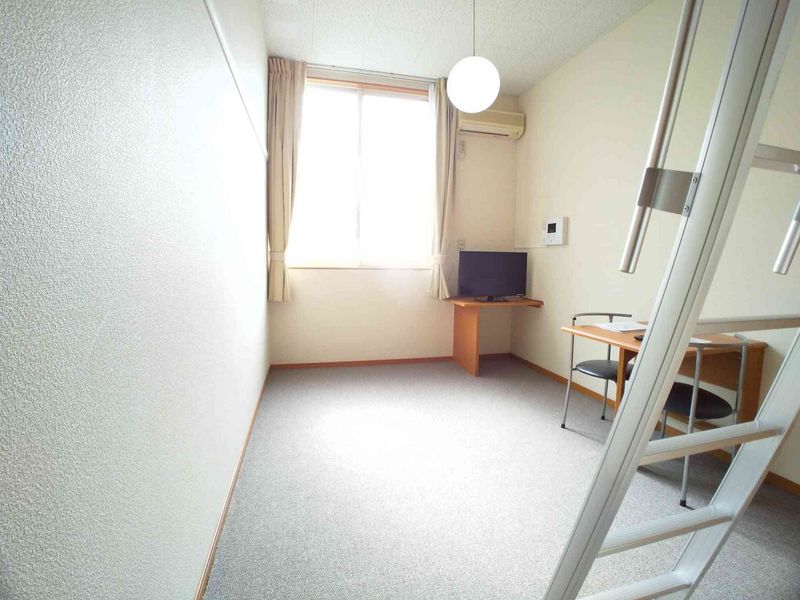 レオパレスハーモニー高石 居間